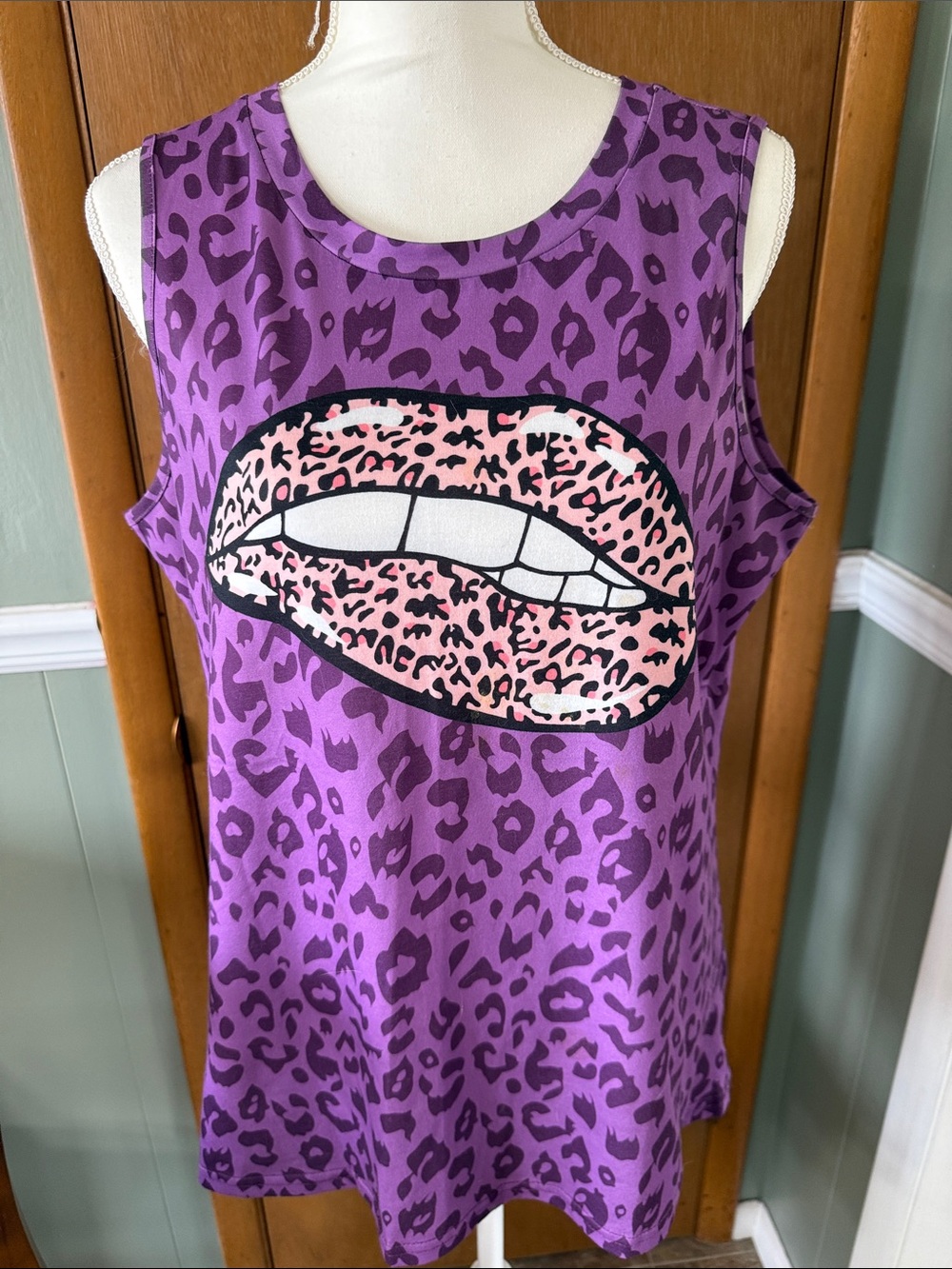 Purple Leopard-Print Sleeveless Top with Graphic Lip Detail